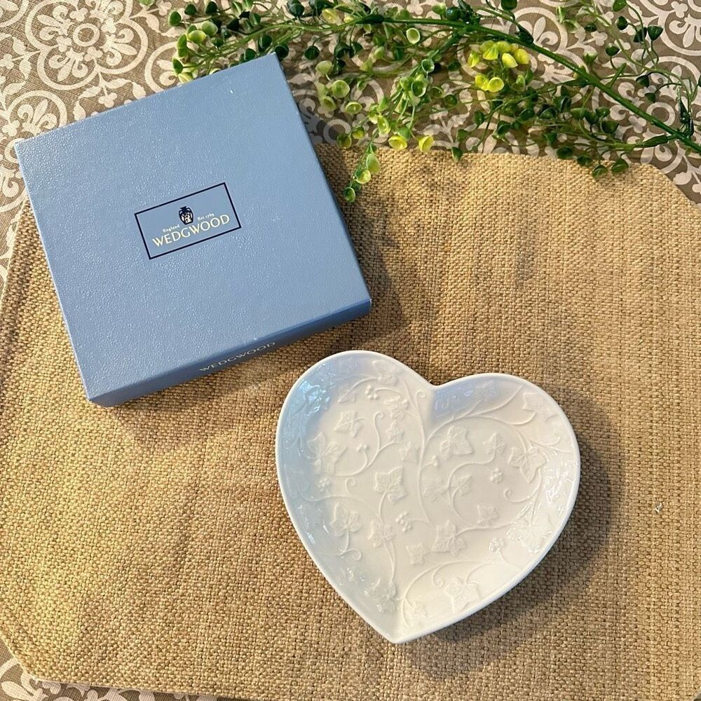 WEDGWOOD Classic Garden Fine Earthenware White Heart Dish NEW